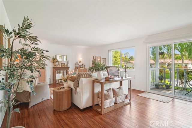Detail Gallery Image 2 of 33 For 2402 via Mariposa 1e,  Laguna Woods,  CA 92637 - 2 Beds | 2 Baths