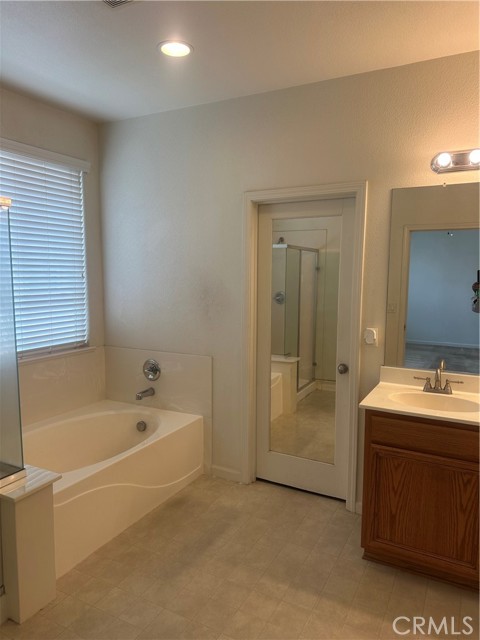 Detail Gallery Image 17 of 46 For 17385 Stone Celler Way, Lathrop,  CA 95330 - 4 Beds | 3 Baths