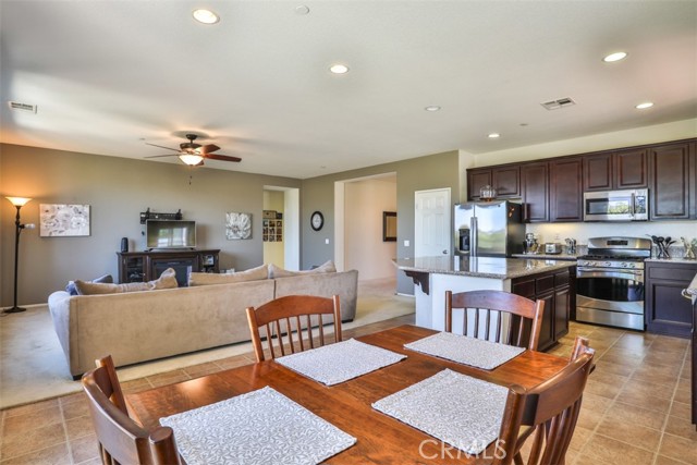 Detail Gallery Image 10 of 33 For 4146 Lovitt Cir, Lake Elsinore,  CA 92530 - 3 Beds | 2 Baths