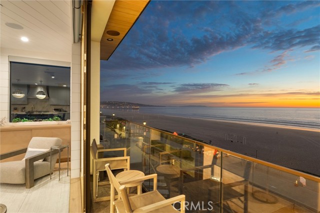 Detail Gallery Image 6 of 17 For 2200 the Strand #B,  Manhattan Beach,  CA 90266 - 3 Beds | 2 Baths