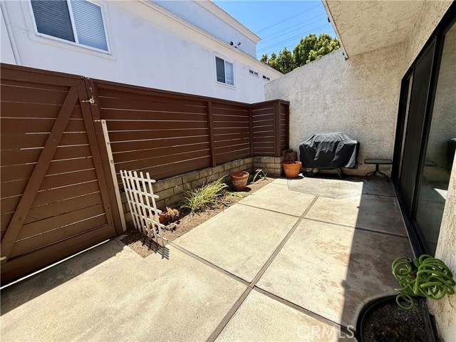 2402 Aviation Boulevard, Redondo Beach CA: https://media.crmls.org/medias/391696f7-18d1-4a96-be49-ad2c8ebb3933.jpg