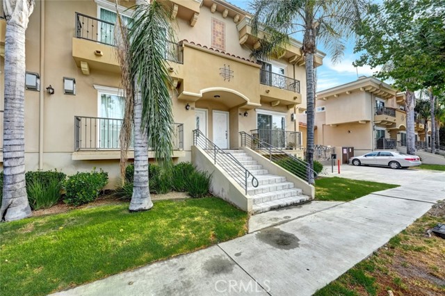 Detail Gallery Image 3 of 52 For 13629 Wyandotte St #111,  Van Nuys,  CA 91405 - 4 Beds | 3 Baths