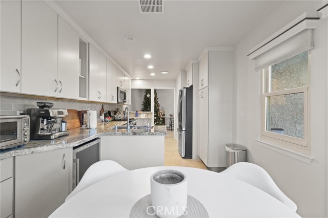 Detail Gallery Image 13 of 19 For 19 Laguna Court, Manhattan Beach,  CA 90266 - 3 Beds | 2/1 Baths
