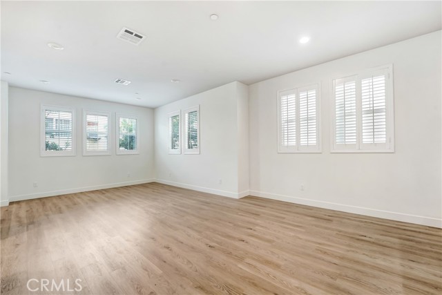 Detail Gallery Image 4 of 15 For 7209 N Chestnut, Van Nuys,  CA 91405 - 3 Beds | 3 Baths