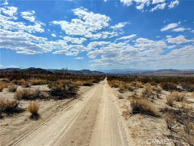 31 Sullivan Road, Joshua Tree CA: https://media.crmls.org/medias/391a6402-d47d-474e-a837-1fbe5e4997f4.jpg