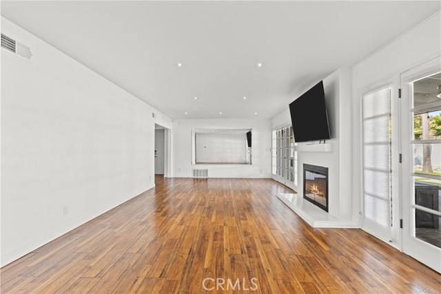 Detail Gallery Image 10 of 28 For 4506 El Abaca Pl, Tarzana,  CA 91356 - 4 Beds | 2/1 Baths