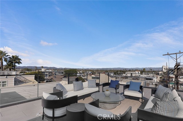 3011 Ocean Front Walk, Venice CA: https://media.crmls.org/medias/391e687f-8d0a-4432-8a19-73a9a199c366.jpg