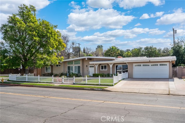 Detail Gallery Image 3 of 35 For 23000 Brenford Street, Woodland Hills,  CA 91364 - 4 Beds | 4 Baths