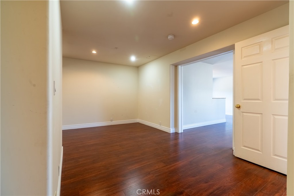 https://media.crmls.org/medias/391f3758-32ee-4540-8d65-b5a67e37b4f1.jpg?preset=X-Large