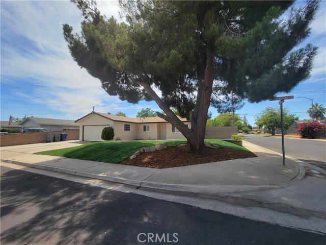 Detail Gallery Image 1 of 1 For 2850 Claremont Ave, Clovis,  CA 93611 - 3 Beds | 2 Baths