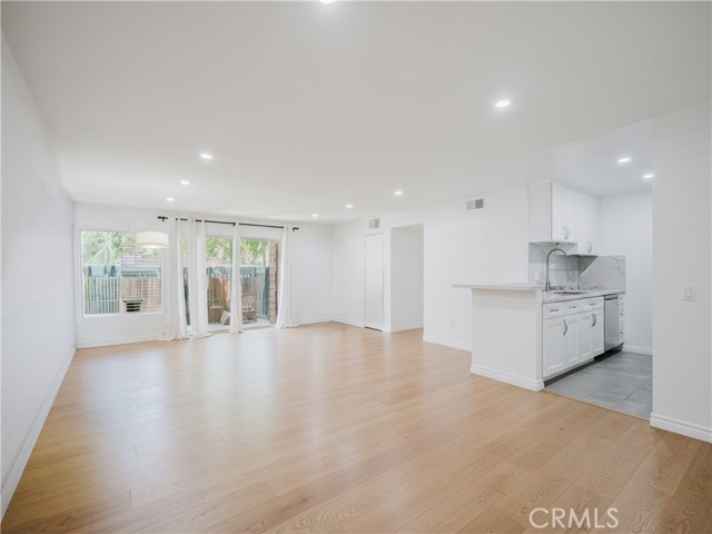 Detail Gallery Image 2 of 25 For 5700 Etiwanda Ave #102,  Tarzana,  CA 91356 - 3 Beds | 2 Baths