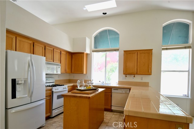 Detail Gallery Image 2 of 14 For 1064 Apple Blossom Ln, Corona,  CA 92881 - 4 Beds | 2/1 Baths