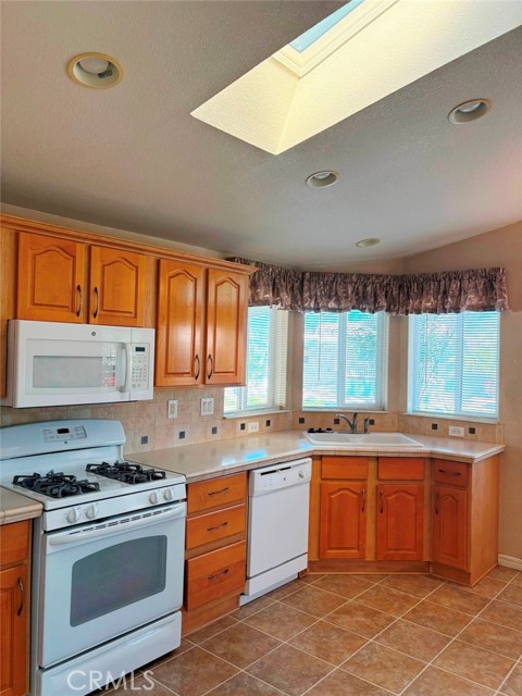 Detail Gallery Image 2 of 10 For 14851 Jeffrey Rd #38,  Irvine,  CA 92618 - 3 Beds | 2 Baths