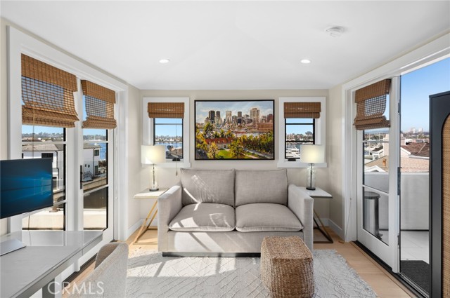 318 Coronado Street, Newport Beach CA: https://media.crmls.org/medias/3928c82d-75f5-47ed-bf61-75ba8e94216b.jpg