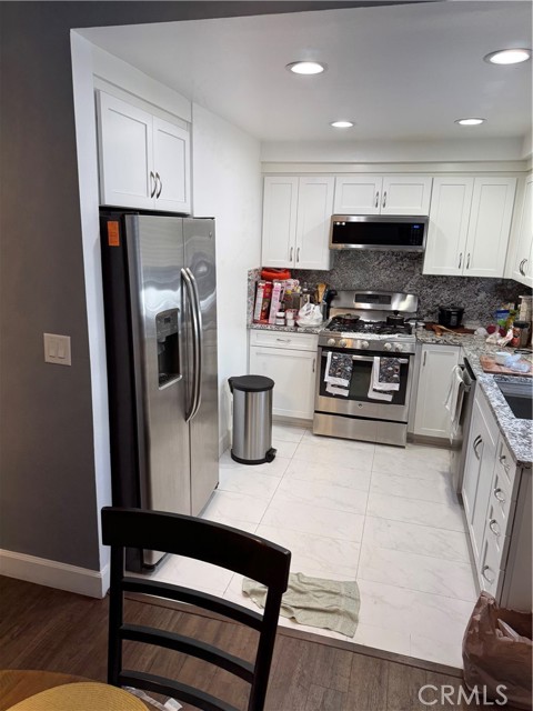 Detail Gallery Image 4 of 25 For 21720 Hart St #9,  Canoga Park,  CA 91303 - 2 Beds | 2 Baths