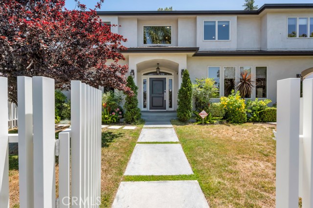 Image 4 of 69 For 15460 La Maida Street