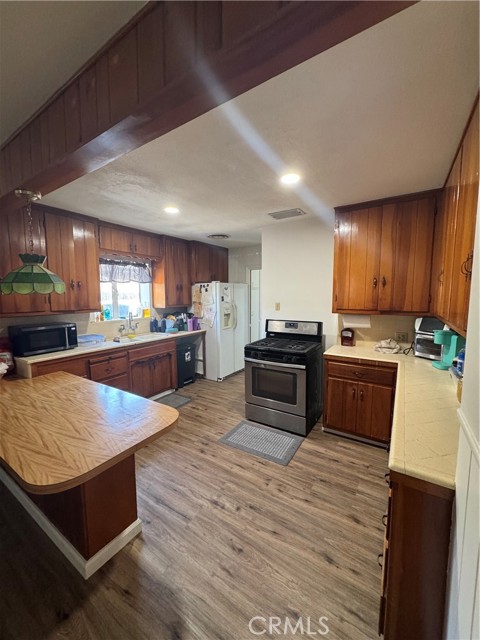 1004 Paloma Street, Bakersfield CA: https://media.crmls.org/medias/392e959b-89cc-46ce-8ea7-6647a1bc4722.jpg