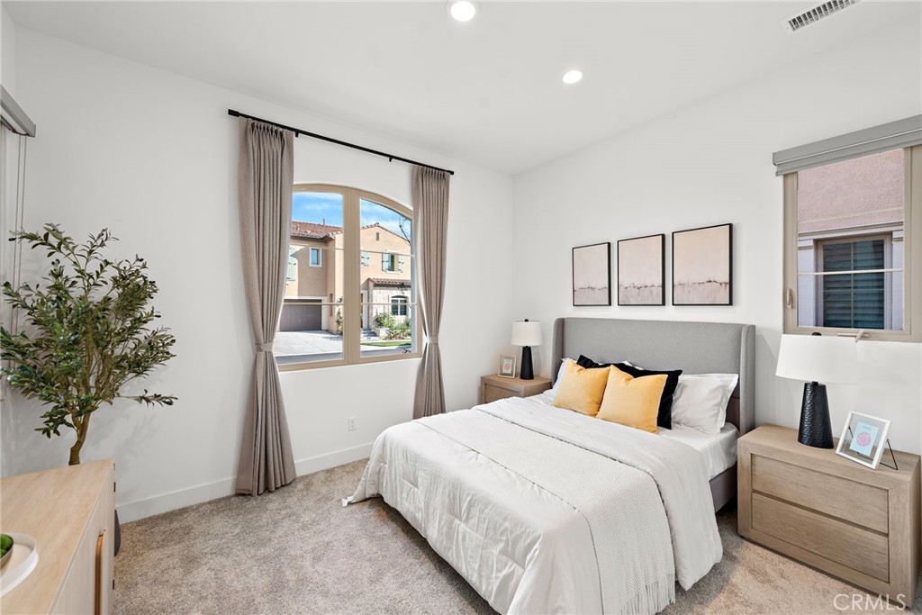 MLS #OC25183328 img 3