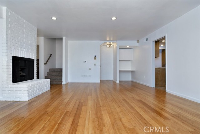 Detail Gallery Image 9 of 32 For 7240 Shirley #101,  Reseda,  CA 91335 - 3 Beds | 3 Baths