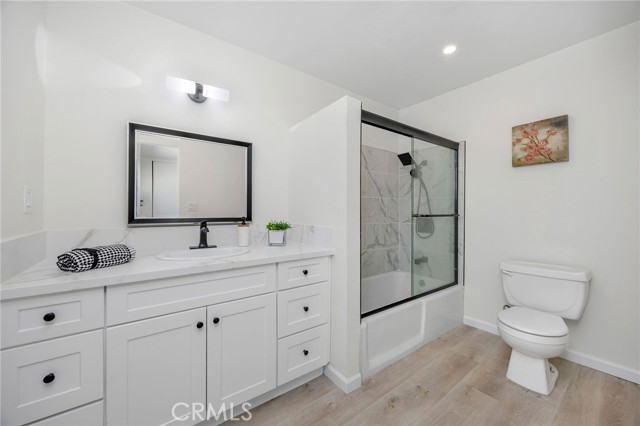 Detail Gallery Image 14 of 28 For 18110 Killion St #2,  Tarzana,  CA 91356 - 3 Beds | 2/1 Baths