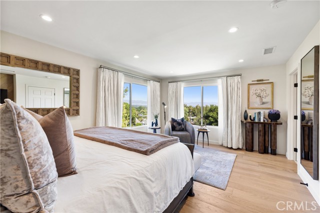 Detail Gallery Image 5 of 69 For 23202 Aetna St, Woodland Hills,  CA 91367 - 5 Beds | 4 Baths