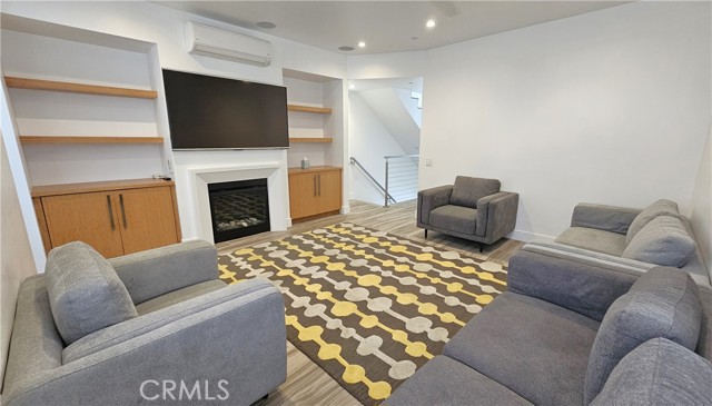 Detail Gallery Image 18 of 24 For 237 1st St, Huntington Beach,  CA 92648 - 4 Beds | 3/2 Baths