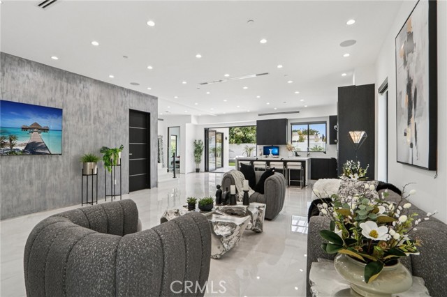 Detail Gallery Image 8 of 61 For 2227 N Lamer St, Burbank,  CA 91504 - 4 Beds | 4/1 Baths