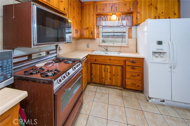 8760 Noble Avenue photo 7