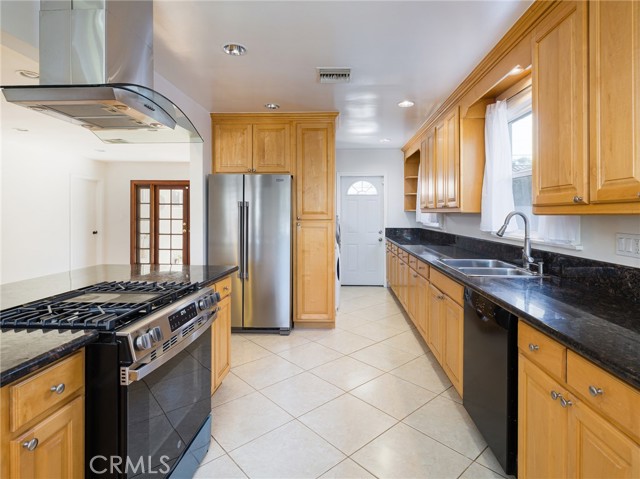 Detail Gallery Image 11 of 37 For 7024 Alverstone, Los Angeles,  CA 90045 - 3 Beds | 2 Baths