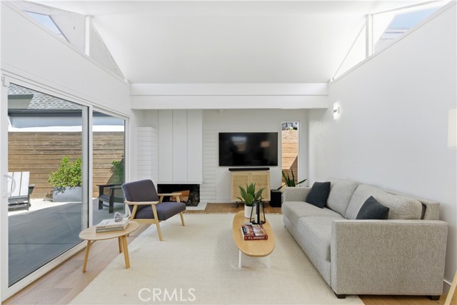 Detail Gallery Image 10 of 36 For 258 Walnut, Newport Beach,  CA 92663 - 3 Beds | 2 Baths