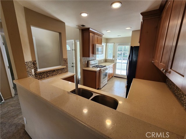 Detail Gallery Image 5 of 46 For 26121 Mcbean #22,  Valencia,  CA 91355 - 2 Beds | 2 Baths
