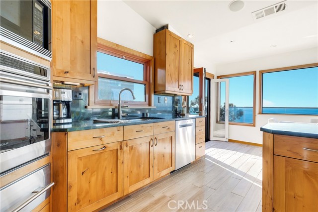 Detail Gallery Image 12 of 42 For 206 Grandview St, Laguna Beach,  CA 92651 - 3 Beds | 3 Baths