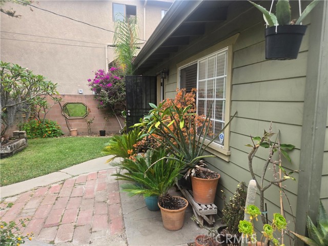 1121 Gladys Avenue, Long Beach CA: https://media.crmls.org/medias/39499938-e0b5-4eab-a75c-5923e3711232.jpg