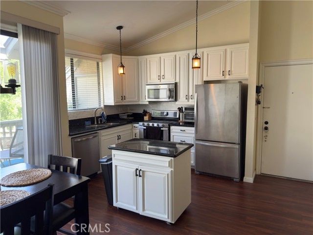 Detail Gallery Image 3 of 29 For 10591 Lakeside Dr #198,  Garden Grove,  CA 92840 - 2 Beds | 2 Baths