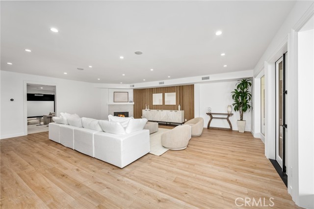 14257 Chandler Boulevard photo 23