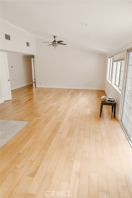 Detail Gallery Image 3 of 10 For 5716 Comanche Ave, Woodland Hills,  CA 91367 - 3 Beds | 2 Baths