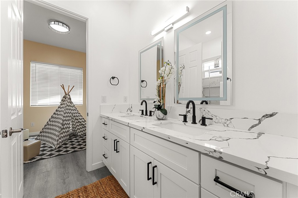 https://media.crmls.org/medias/395c2a0a-b2bb-4946-ad8c-28329525edf3.jpg?preset=X-Large