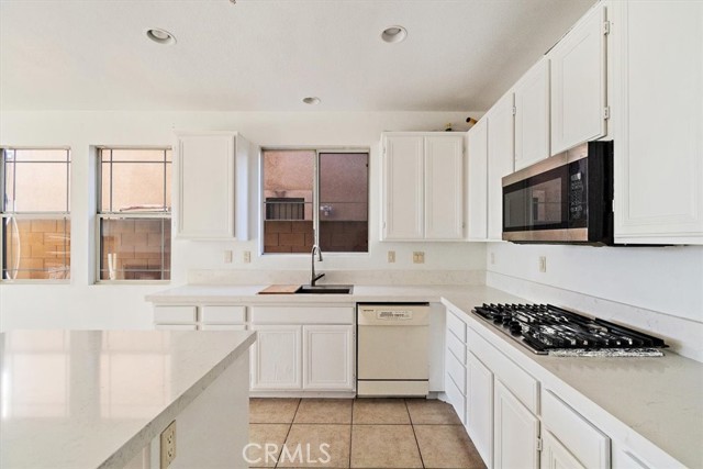 Detail Gallery Image 8 of 32 For 16757 Escalon, Fontana,  CA 92336 - 5 Beds | 3/1 Baths