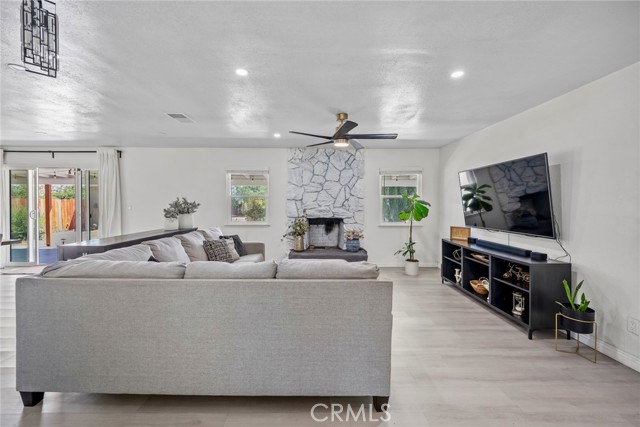 Detail Gallery Image 8 of 60 For 8263 3rd, Hesperia,  CA 92345 - 6 Beds | 3 Baths