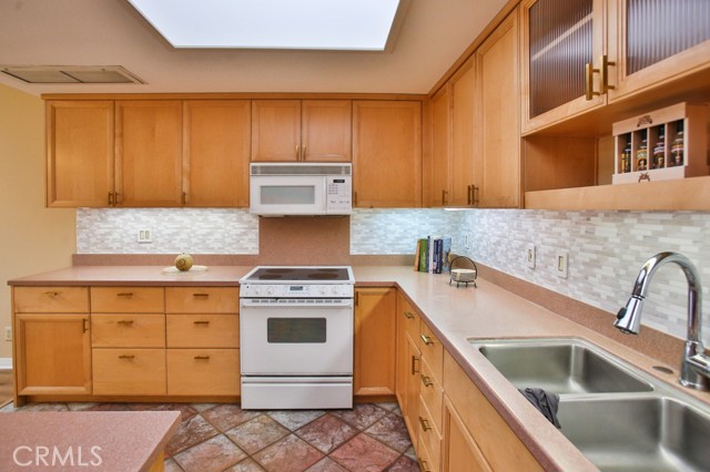 1240 Oakmont Dr, Seal Beach CA: https://media.crmls.org/medias/396065ef-090c-48fe-8102-dbe471481b5b.jpg