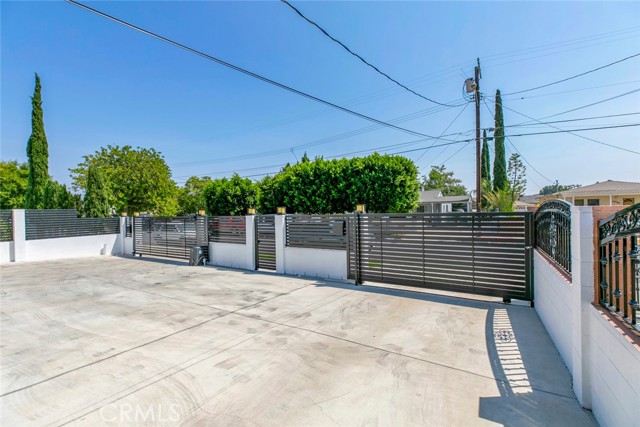 10265 Strathern Street, Sun Valley CA: https://media.crmls.org/medias/396273db-66b9-4379-8ec4-c9d207f8d501.jpg