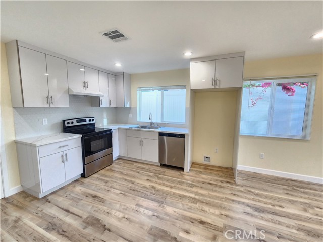 Detail Gallery Image 5 of 23 For 16432 Halsted St., North Hills,  CA 91343 - 3 Beds | 2/1 Baths