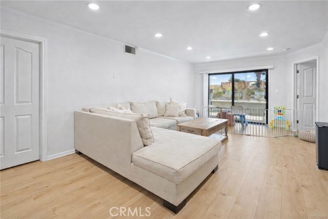 Detail Gallery Image 3 of 18 For 5009 Woodman Ave #116,  Sherman Oaks,  CA 91423 - 2 Beds | 2 Baths