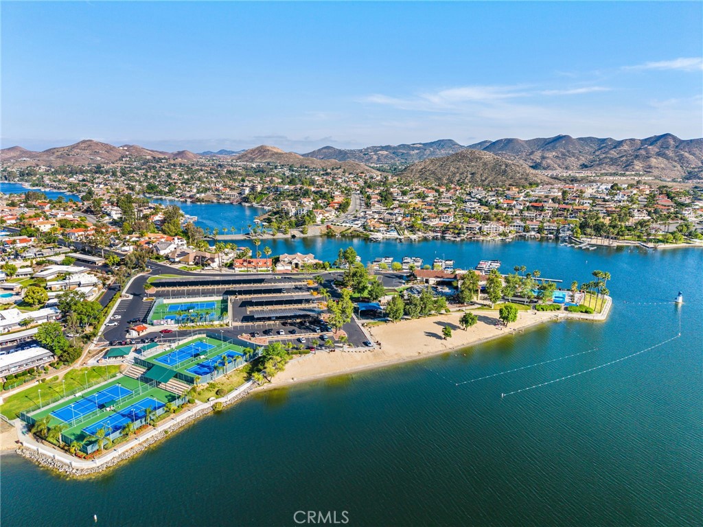https://media.crmls.org/medias/396a1608-7798-4fa3-8894-9bb62c3880ae.jpg?preset=X-Large