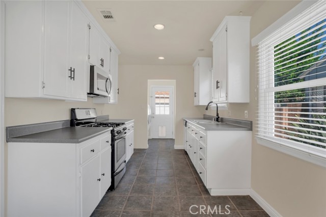 Detail Gallery Image 10 of 28 For 6614 Forbes Ave, Lake Balboa,  CA 91406 - 3 Beds | 1 Baths
