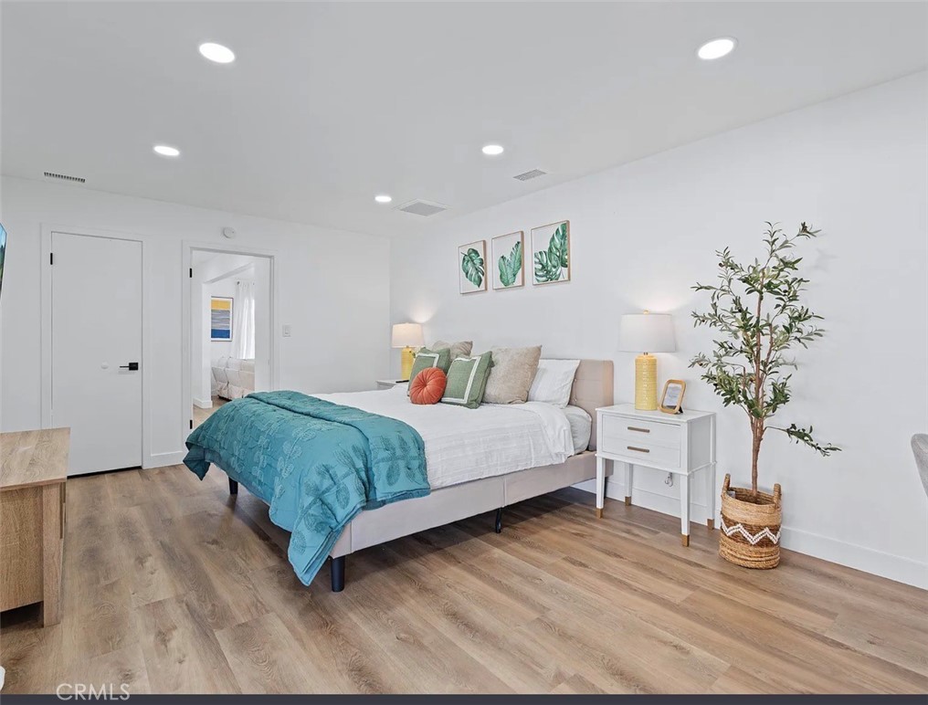 https://media.crmls.org/medias/39758024-b3c4-4301-ab47-257382b0a89b.jpg?preset=X-Large