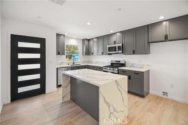 Detail Gallery Image 11 of 36 For 7842 Lasaine Ave, Northridge,  CA 91325 - 7 Beds | 5/1 Baths