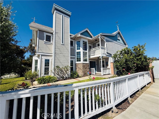 Detail Gallery Image 2 of 33 For 1702 Lake Street, Huntington Beach,  CA 92648 - 4 Beds | 3 Baths