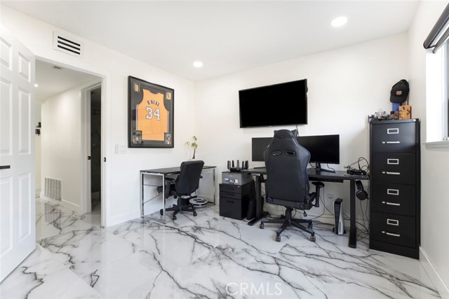 20128 Cavern Court, Saugus CA: https://media.crmls.org/medias/397b8a8d-88fd-4785-b145-b3e9918a244d.jpg