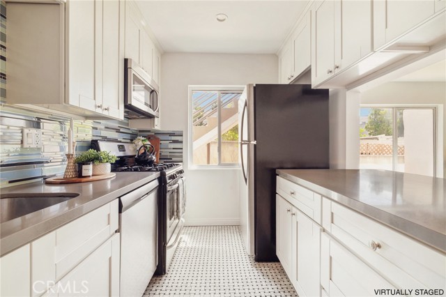 Detail Gallery Image 4 of 23 For 1918 11th St #D,  Santa Monica,  CA 90404 - 2 Beds | 2 Baths